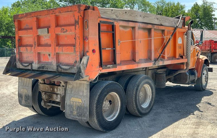 image for item LG9212 1996 International 4900  dump truck