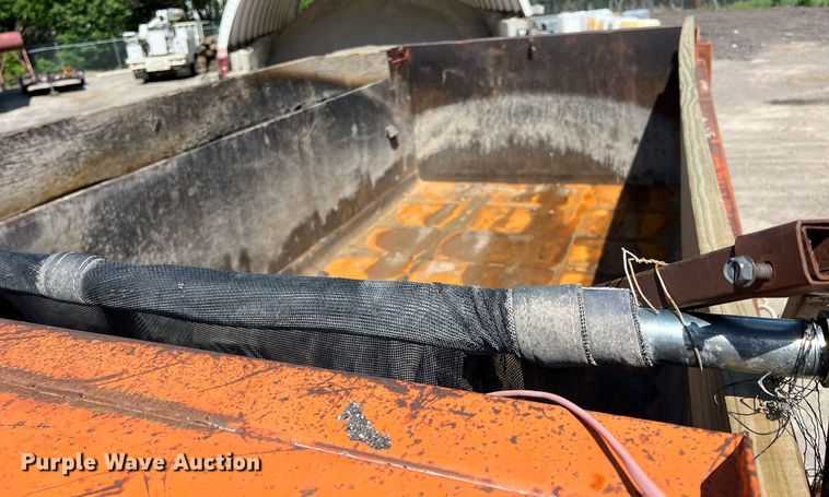 image for item LG9212 1996 International 4900  dump truck