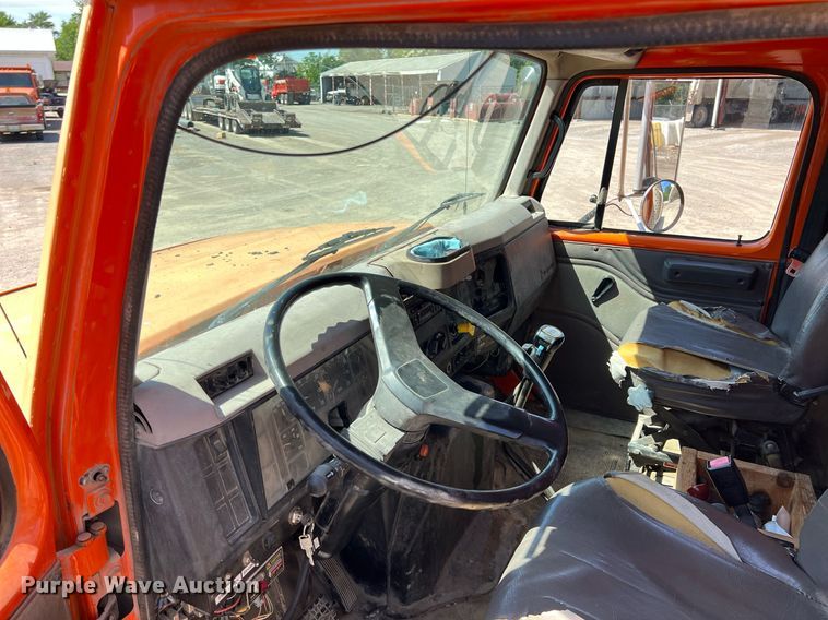 image for item LG9212 1996 International 4900  dump truck