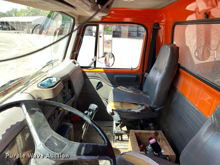 image for item LG9212 1996 International 4900  dump truck