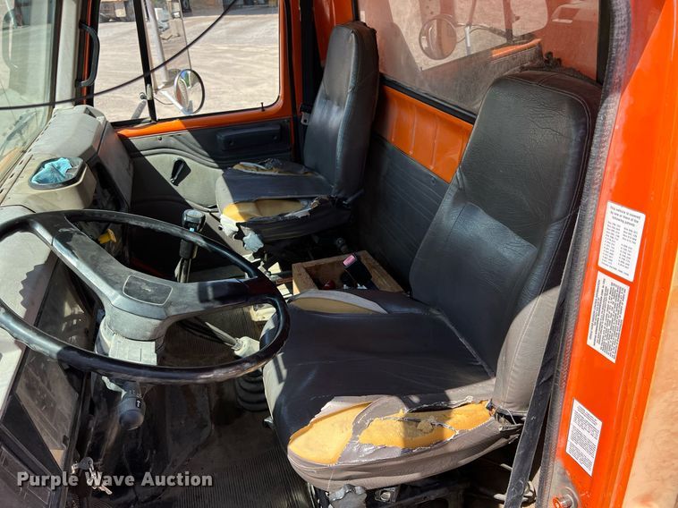 image for item LG9212 1996 International 4900  dump truck