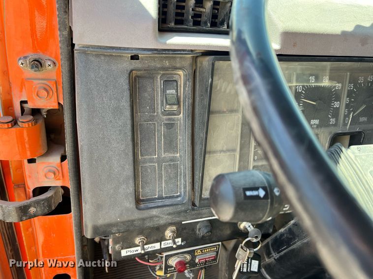 image for item LG9212 1996 International 4900  dump truck