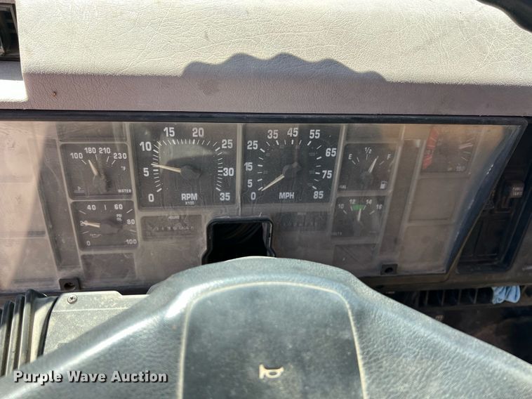 image for item LG9212 1996 International 4900  dump truck