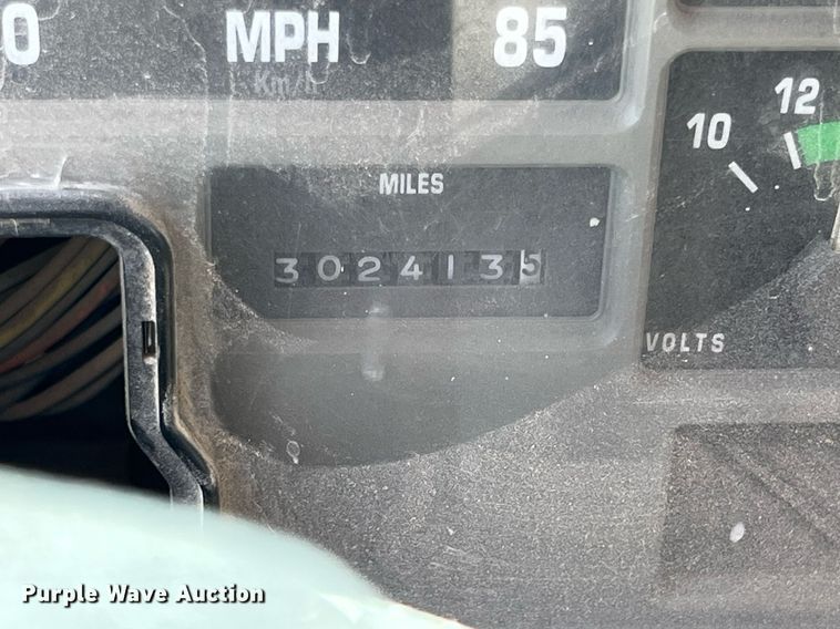 image for item LG9212 1996 International 4900  dump truck