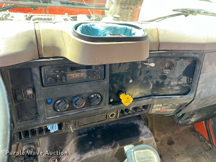 image for item LG9212 1996 International 4900  dump truck