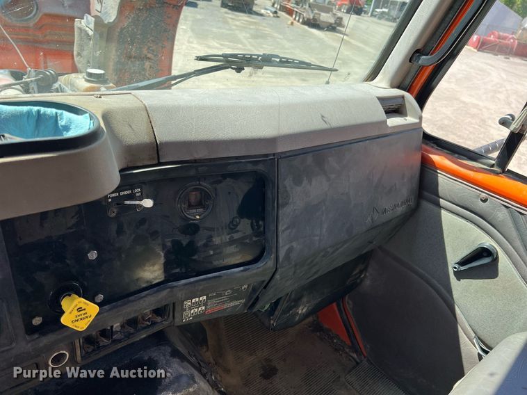 image for item LG9212 1996 International 4900  dump truck