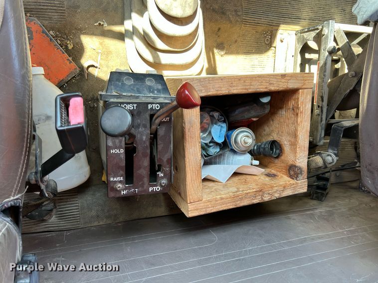 image for item LG9212 1996 International 4900  dump truck