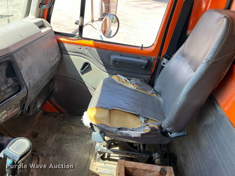 image for item LG9212 1996 International 4900  dump truck