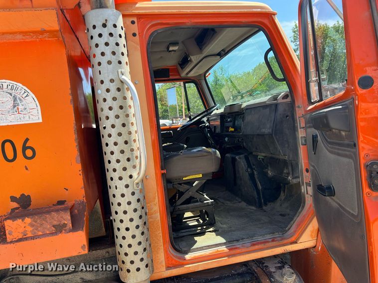 image for item LG9212 1996 International 4900  dump truck