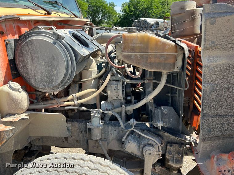 image for item LG9212 1996 International 4900  dump truck