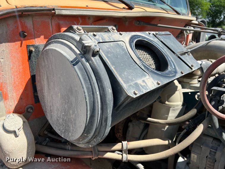 image for item LG9212 1996 International 4900  dump truck