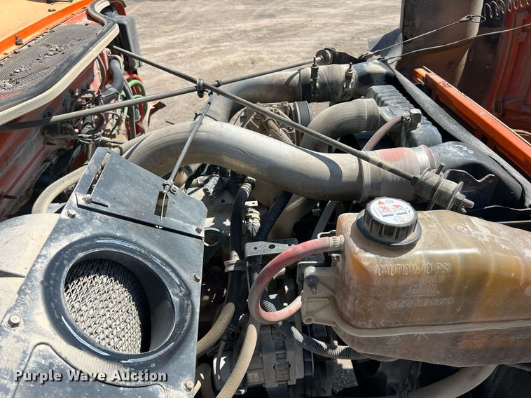 image for item LG9212 1996 International 4900  dump truck