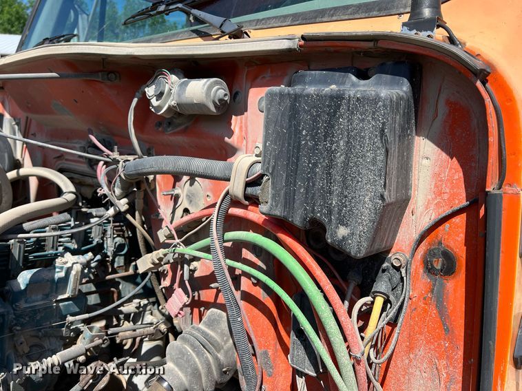 image for item LG9212 1996 International 4900  dump truck