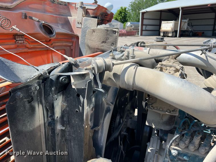 image for item LG9212 1996 International 4900  dump truck