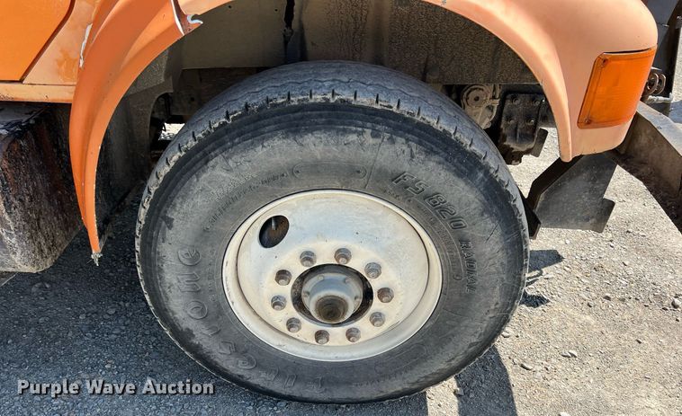 image for item LG9212 1996 International 4900  dump truck