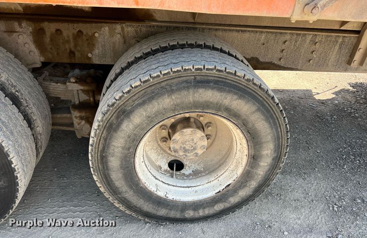 image for item LG9212 1996 International 4900  dump truck