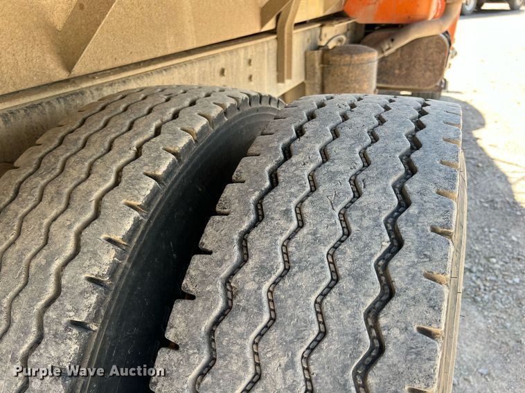 image for item LG9212 1996 International 4900  dump truck