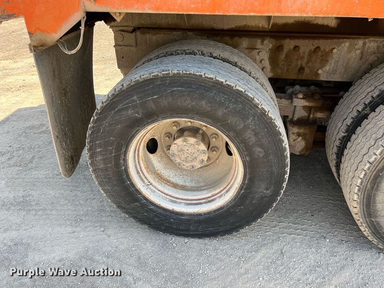 image for item LG9212 1996 International 4900  dump truck