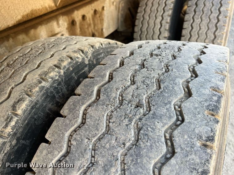 image for item LG9212 1996 International 4900  dump truck