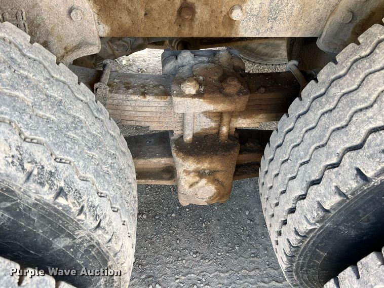 image for item LG9212 1996 International 4900  dump truck