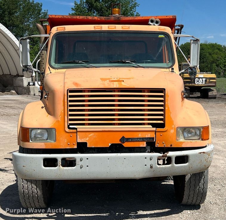 image for item LG9213 1996 International 4900  dump truck