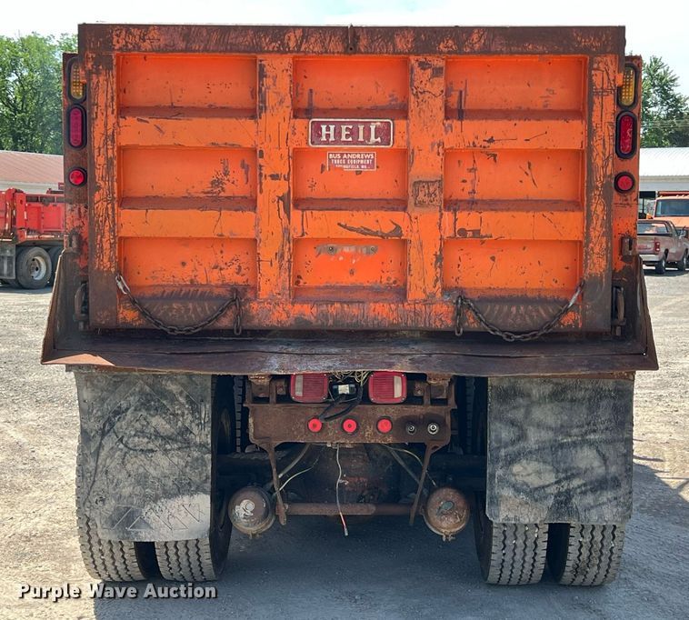 image for item LG9213 1996 International 4900  dump truck