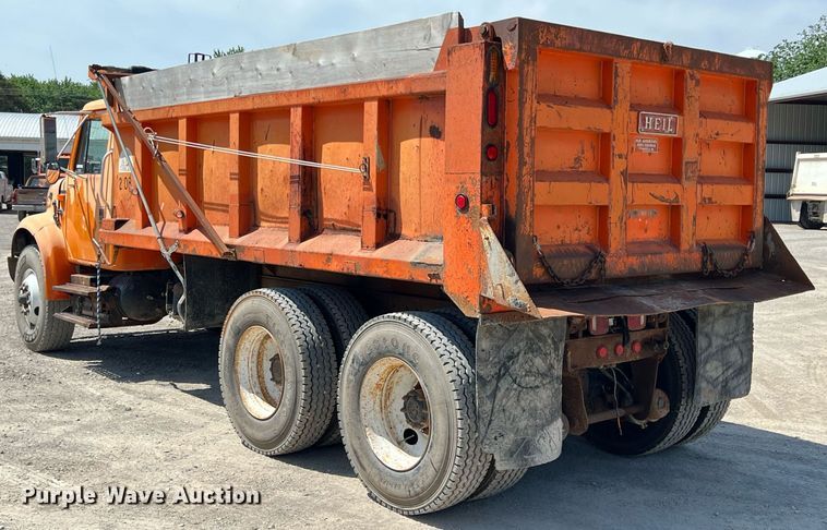 image for item LG9213 1996 International 4900  dump truck