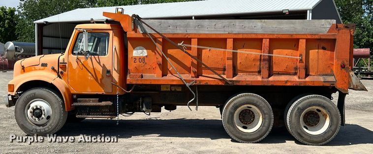 image for item LG9213 1996 International 4900  dump truck