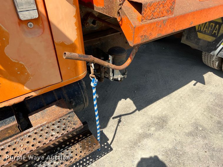 image for item LG9213 1996 International 4900  dump truck