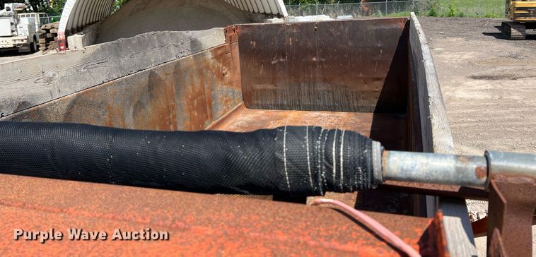 image for item LG9213 1996 International 4900  dump truck