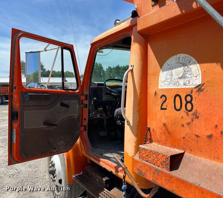 image for item LG9213 1996 International 4900  dump truck