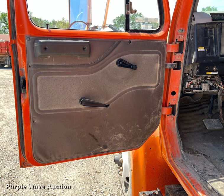 image for item LG9213 1996 International 4900  dump truck