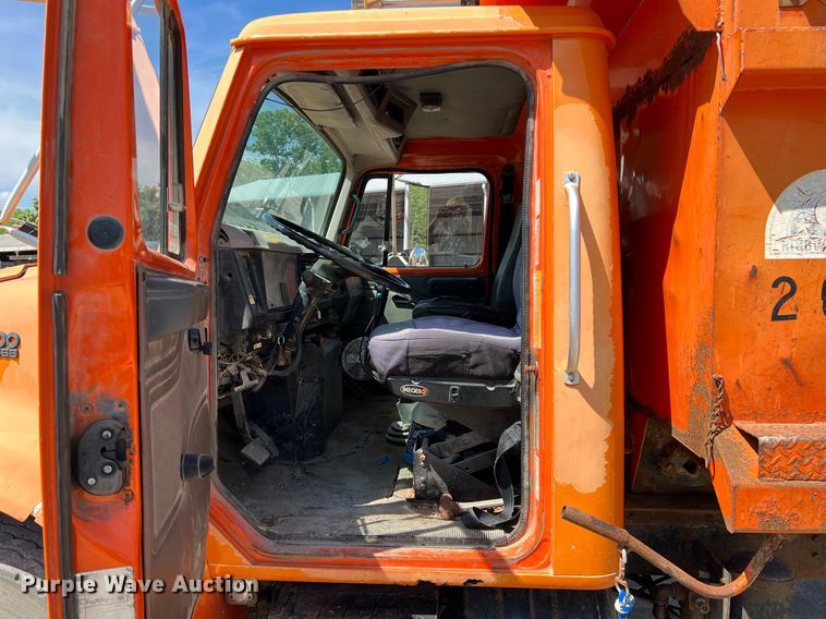 image for item LG9213 1996 International 4900  dump truck