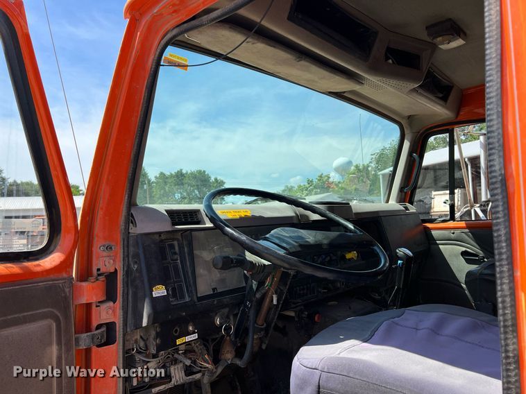 image for item LG9213 1996 International 4900  dump truck