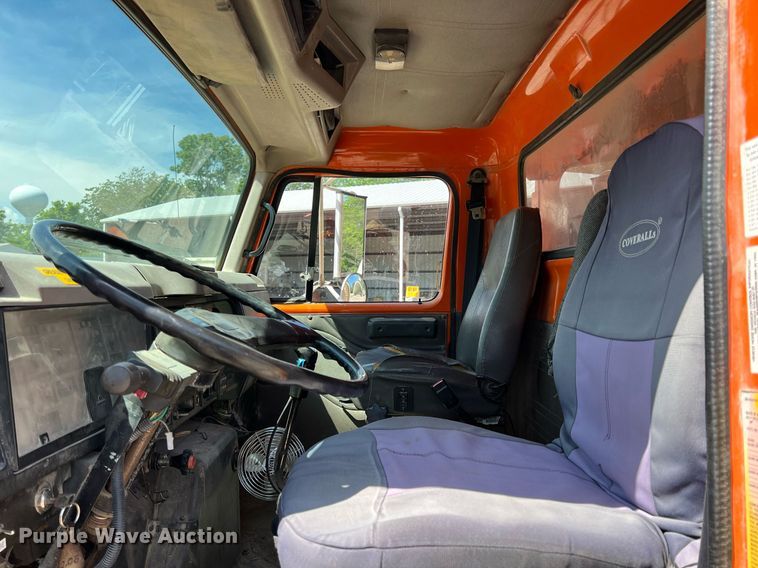 image for item LG9213 1996 International 4900  dump truck