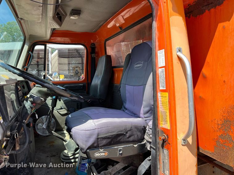 image for item LG9213 1996 International 4900  dump truck