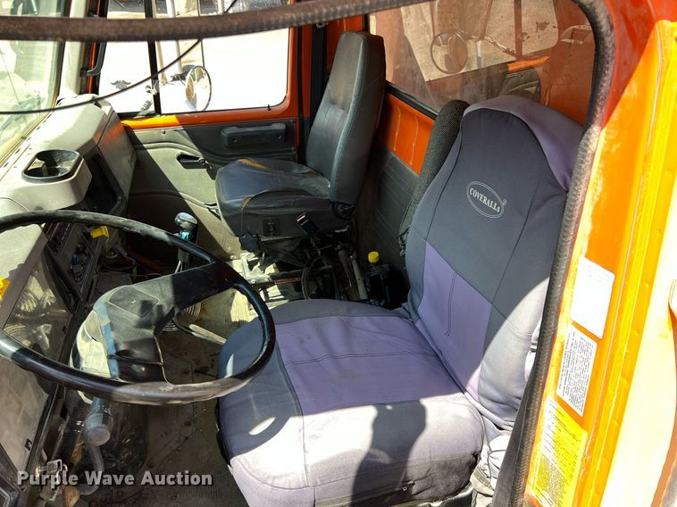 image for item LG9213 1996 International 4900  dump truck