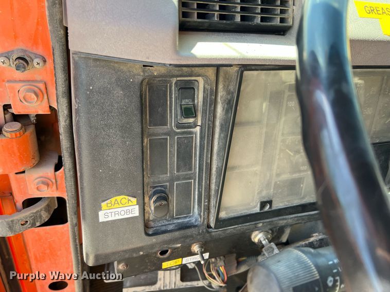 image for item LG9213 1996 International 4900  dump truck