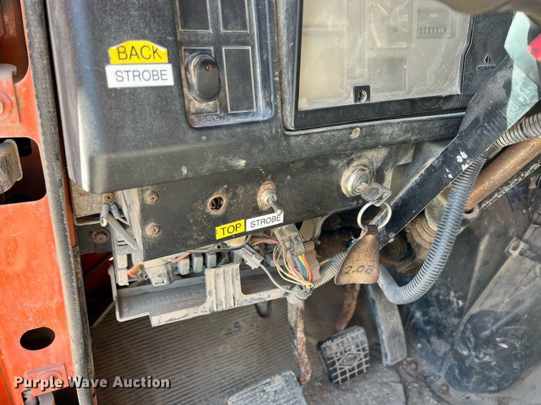 image for item LG9213 1996 International 4900  dump truck