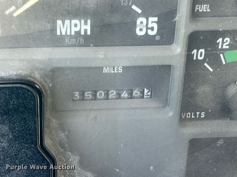 image for item LG9213 1996 International 4900  dump truck