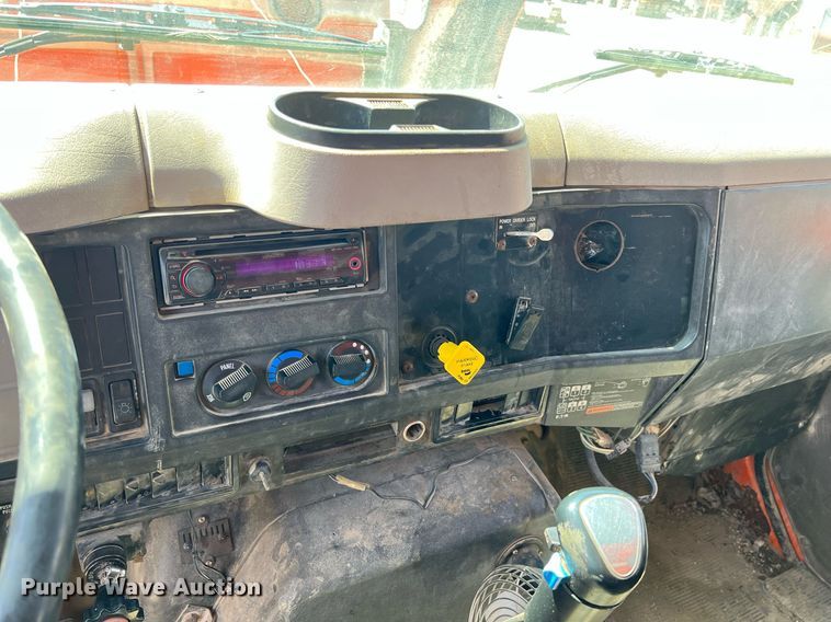 image for item LG9213 1996 International 4900  dump truck