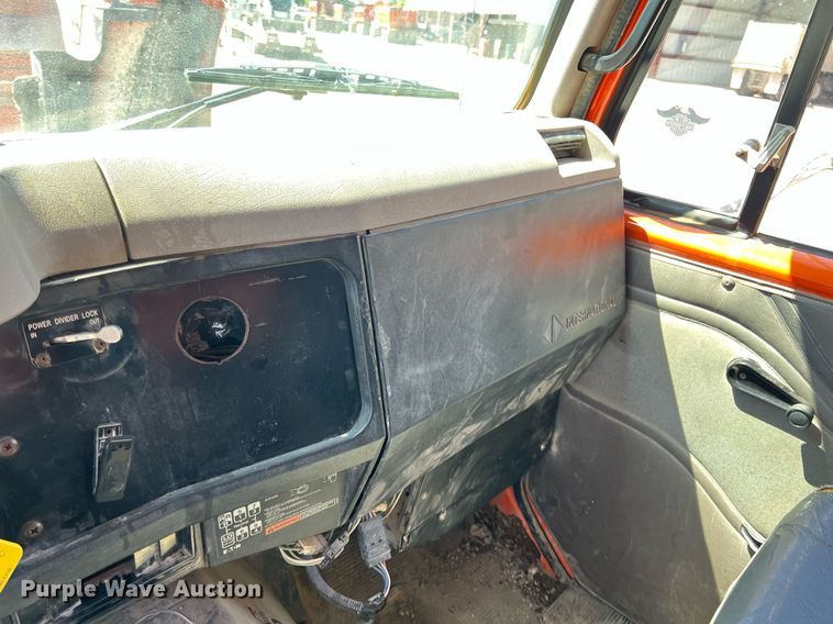 image for item LG9213 1996 International 4900  dump truck