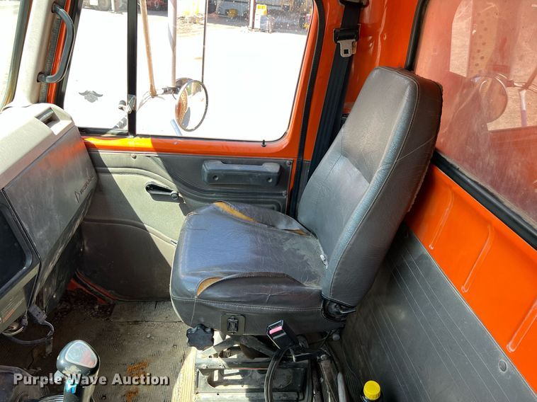 image for item LG9213 1996 International 4900  dump truck