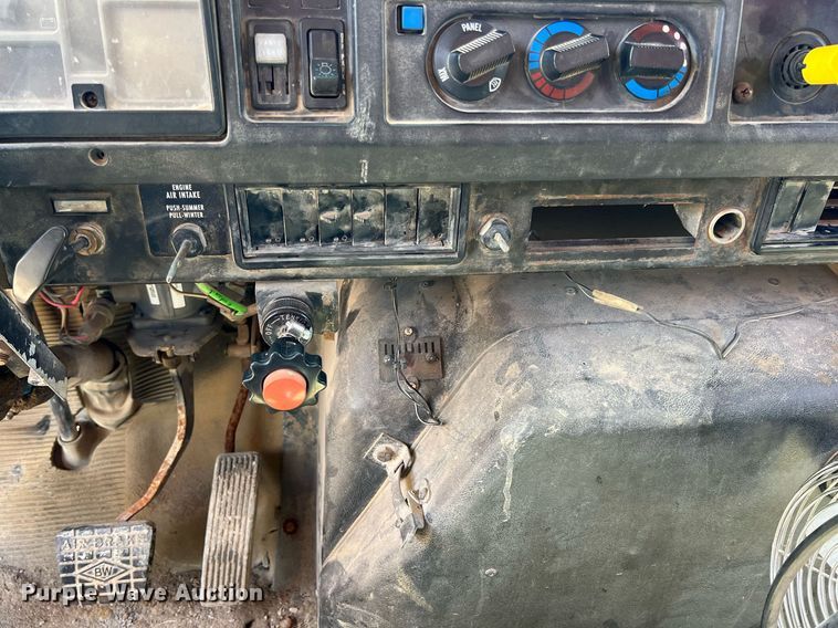 image for item LG9213 1996 International 4900  dump truck