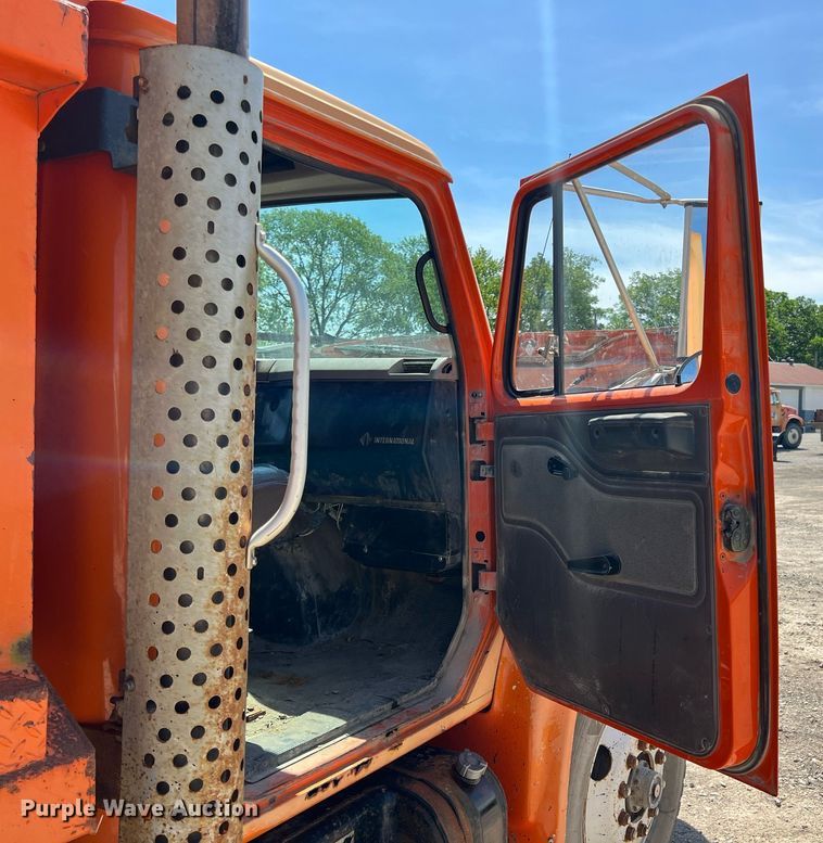 image for item LG9213 1996 International 4900  dump truck