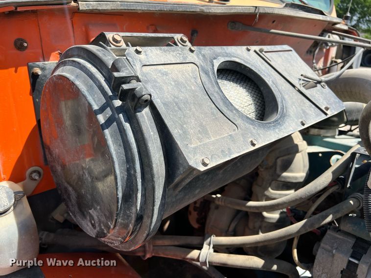 image for item LG9213 1996 International 4900  dump truck