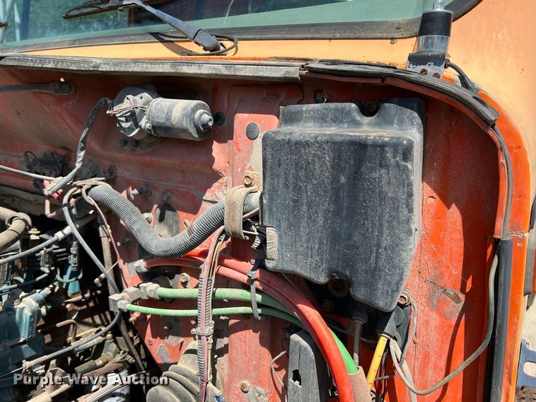 image for item LG9213 1996 International 4900  dump truck