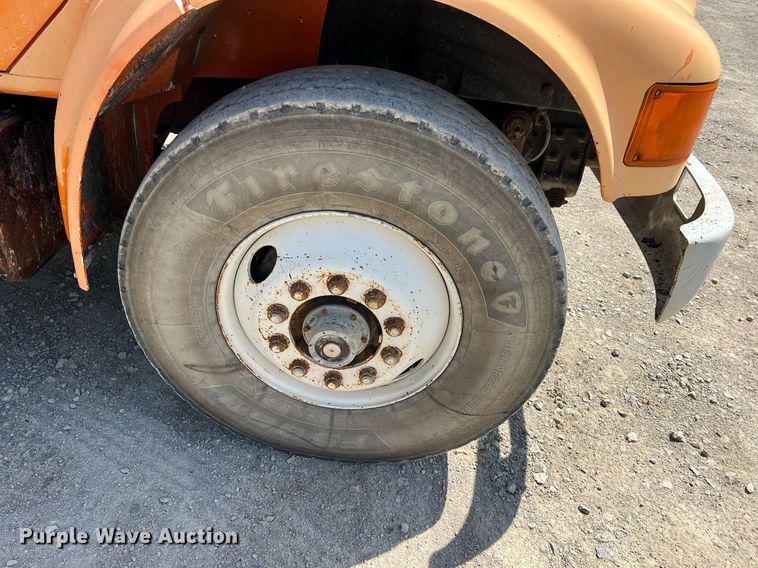 image for item LG9213 1996 International 4900  dump truck