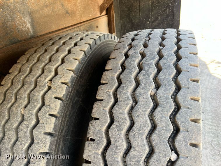 image for item LG9213 1996 International 4900  dump truck