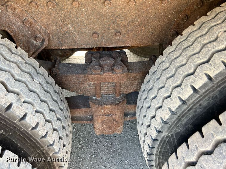 image for item LG9213 1996 International 4900  dump truck